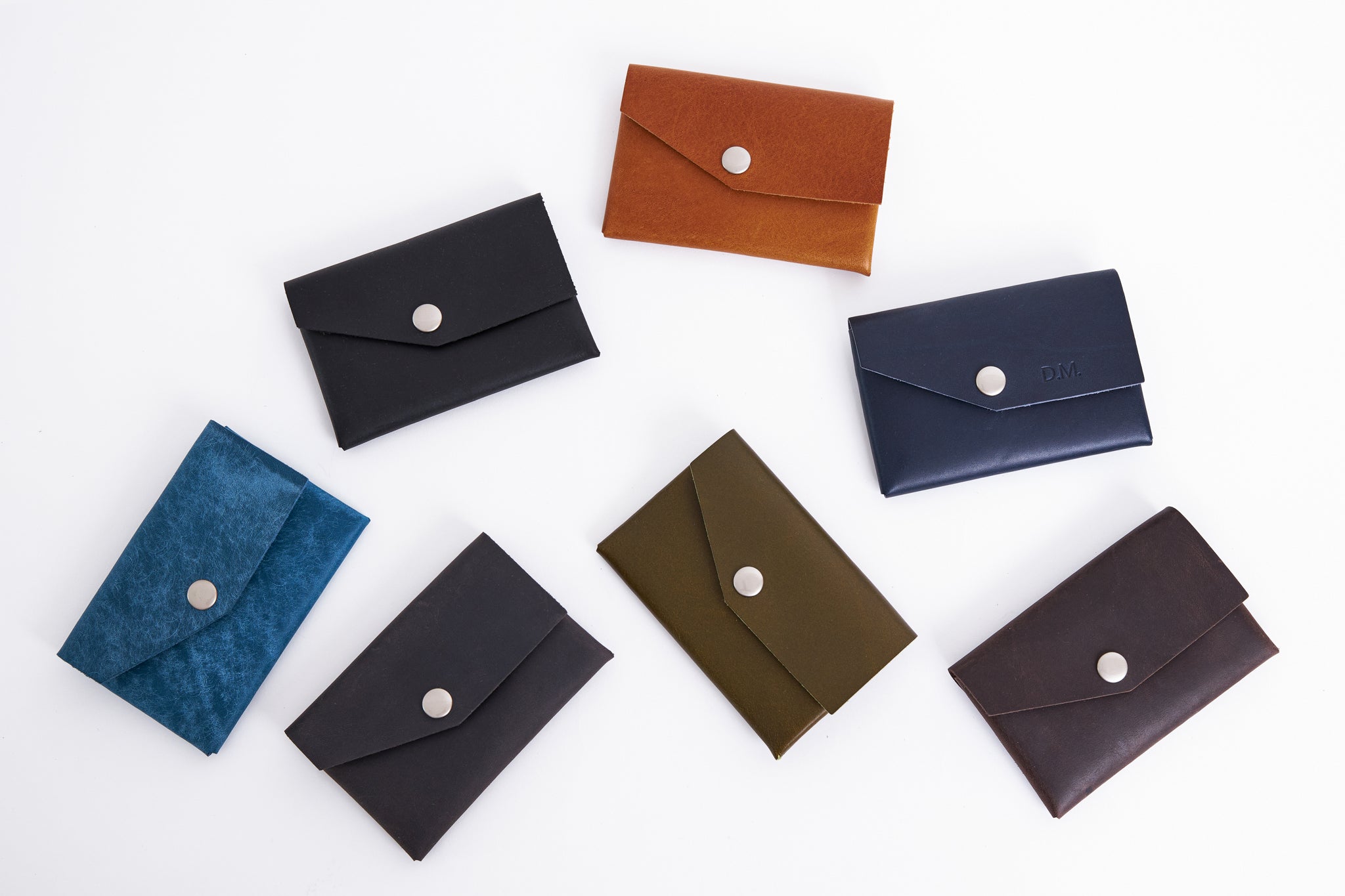 Minimalist leather wallet handcrafted in Europe with magnetic closure, minimalist design.