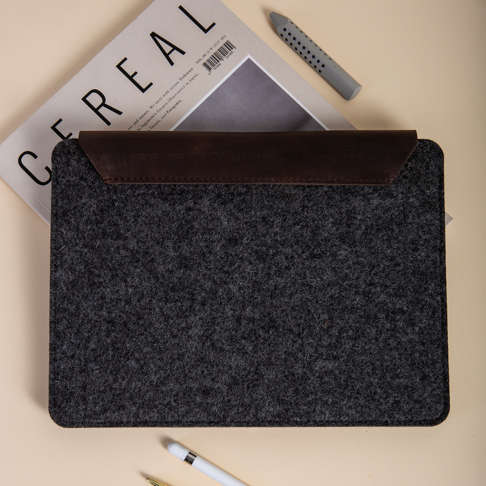 Leather iPad Sleeve with Pocket KEEP IT SNUG Xtra/ Oak Brown