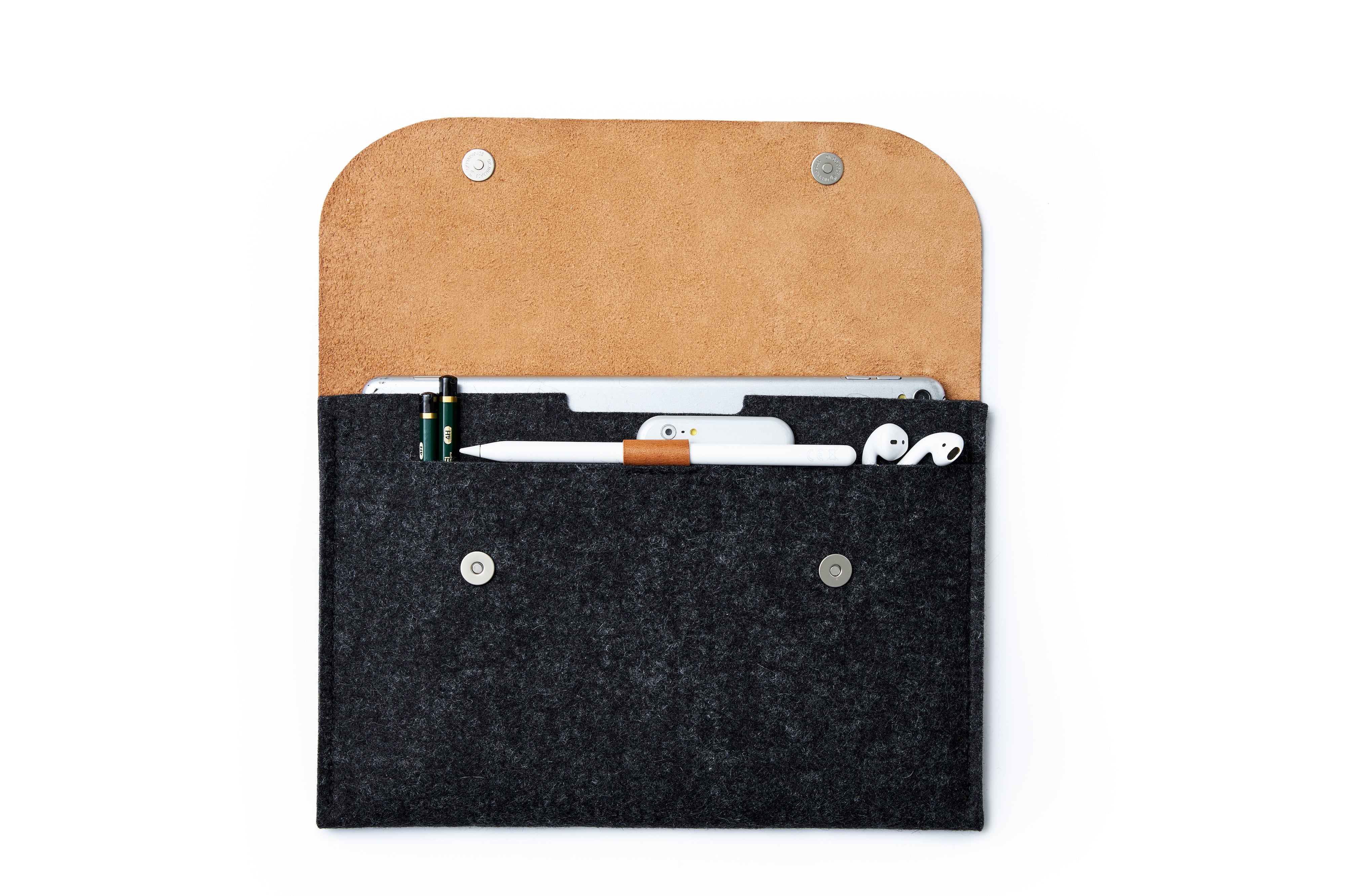 Remarkable Paper Pro case with pen loop and room for accessories made from merino wool felt and vegetable tanned leather.