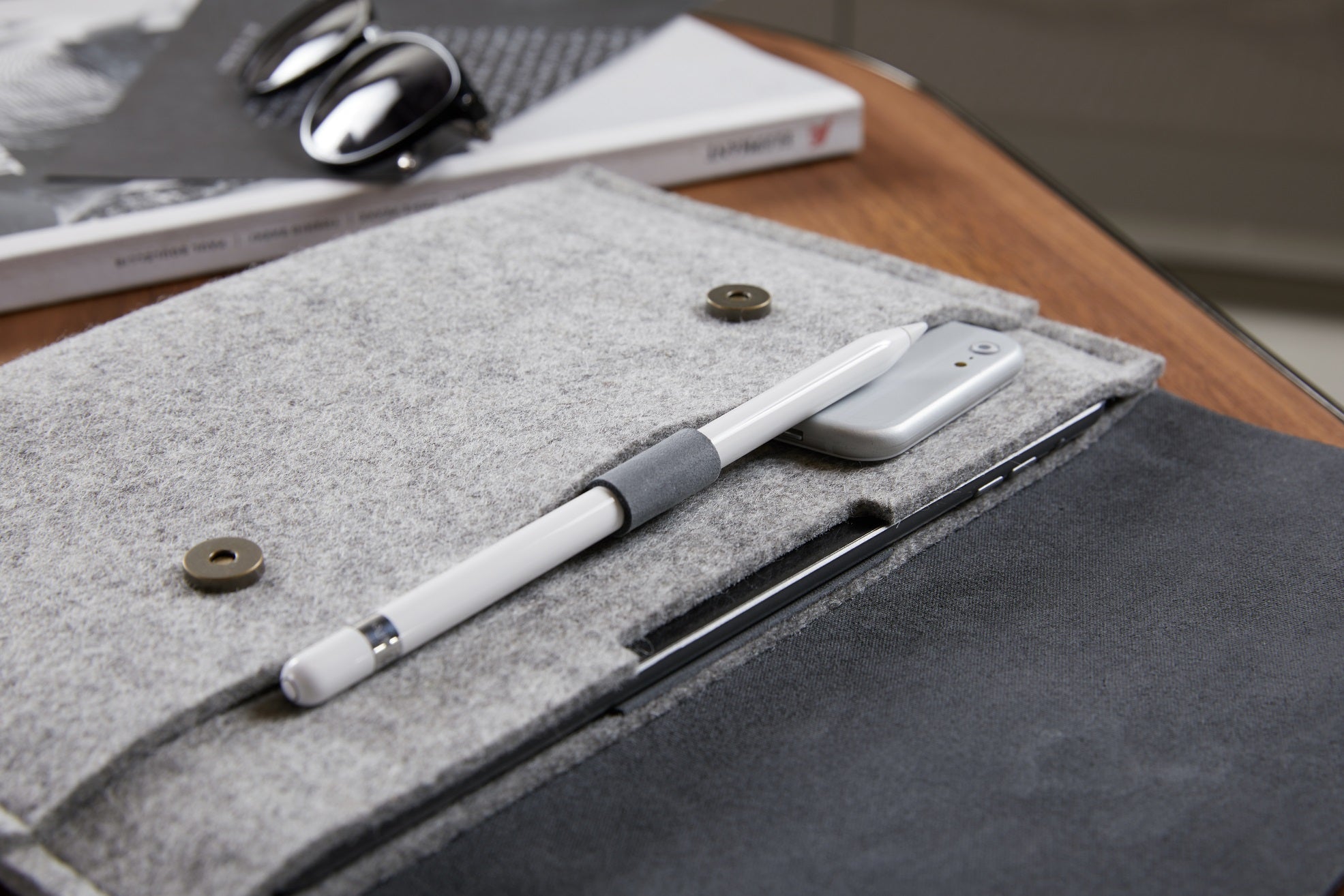 Remarkable case with pen or marker loop. Made from wool felt and leather. Grey color.