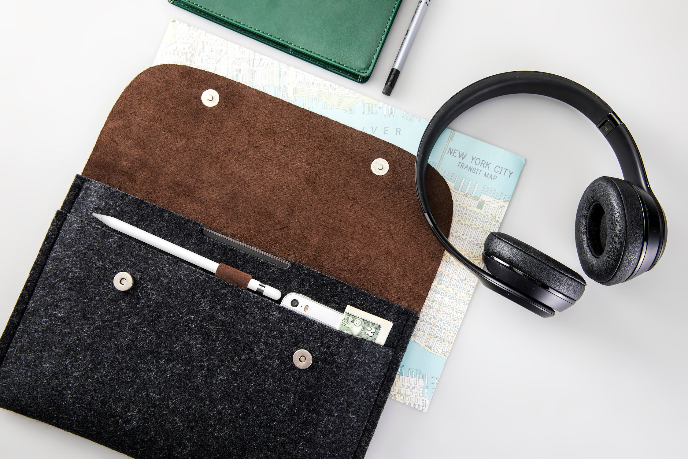 Leather And wool felt Remarkable folio with magnetic closure and pen holder. Handcrafted.