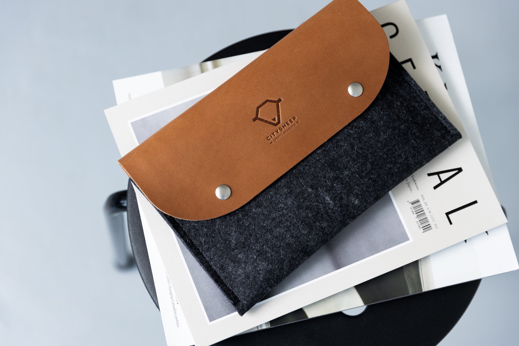 Luxury Remarkable Paper Pro case with closure made from wool felt and Vegetable tanned leather, fits apple pencil