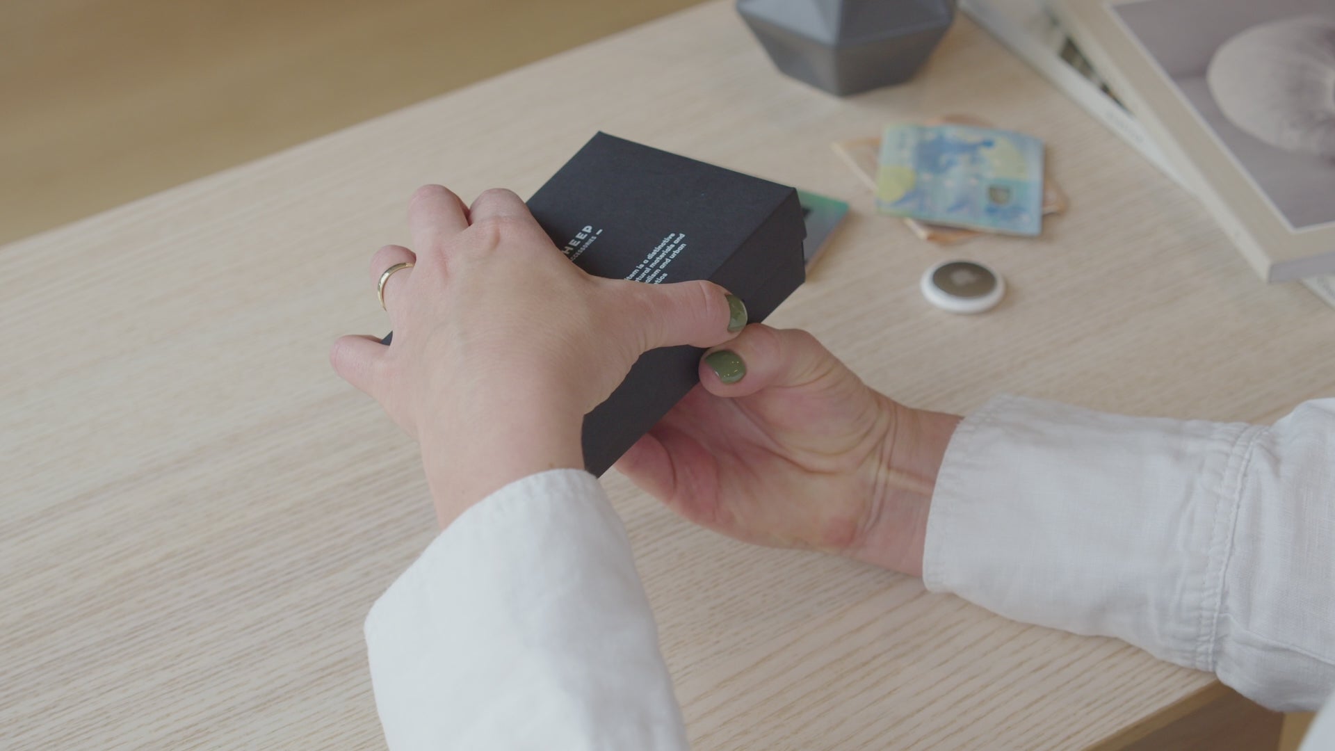 Slim wallet with AirTag holder