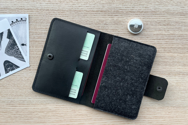 Leather Passport Holder with AirTag/ Classy Black