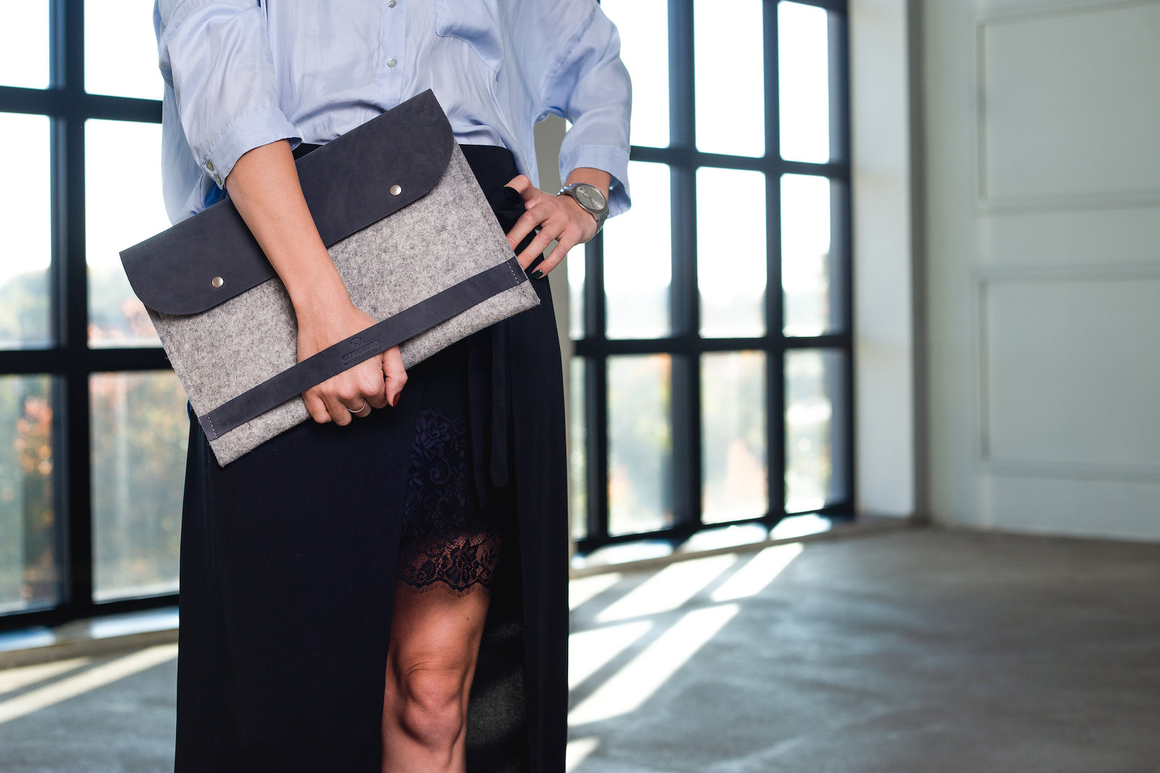 Protective iPad case with apple pencil holder, crafted from wool felt and real leather.