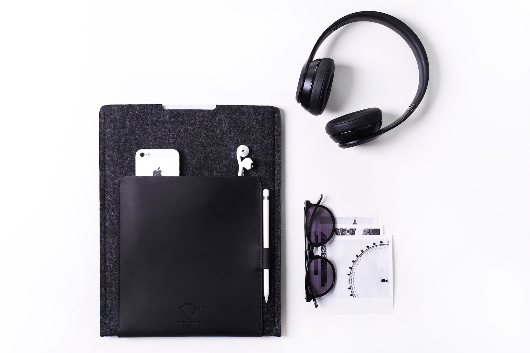 Black iPad sleeve with apple pencil holder, crafted from wool felt and full grain leather. Classy and slim design. 