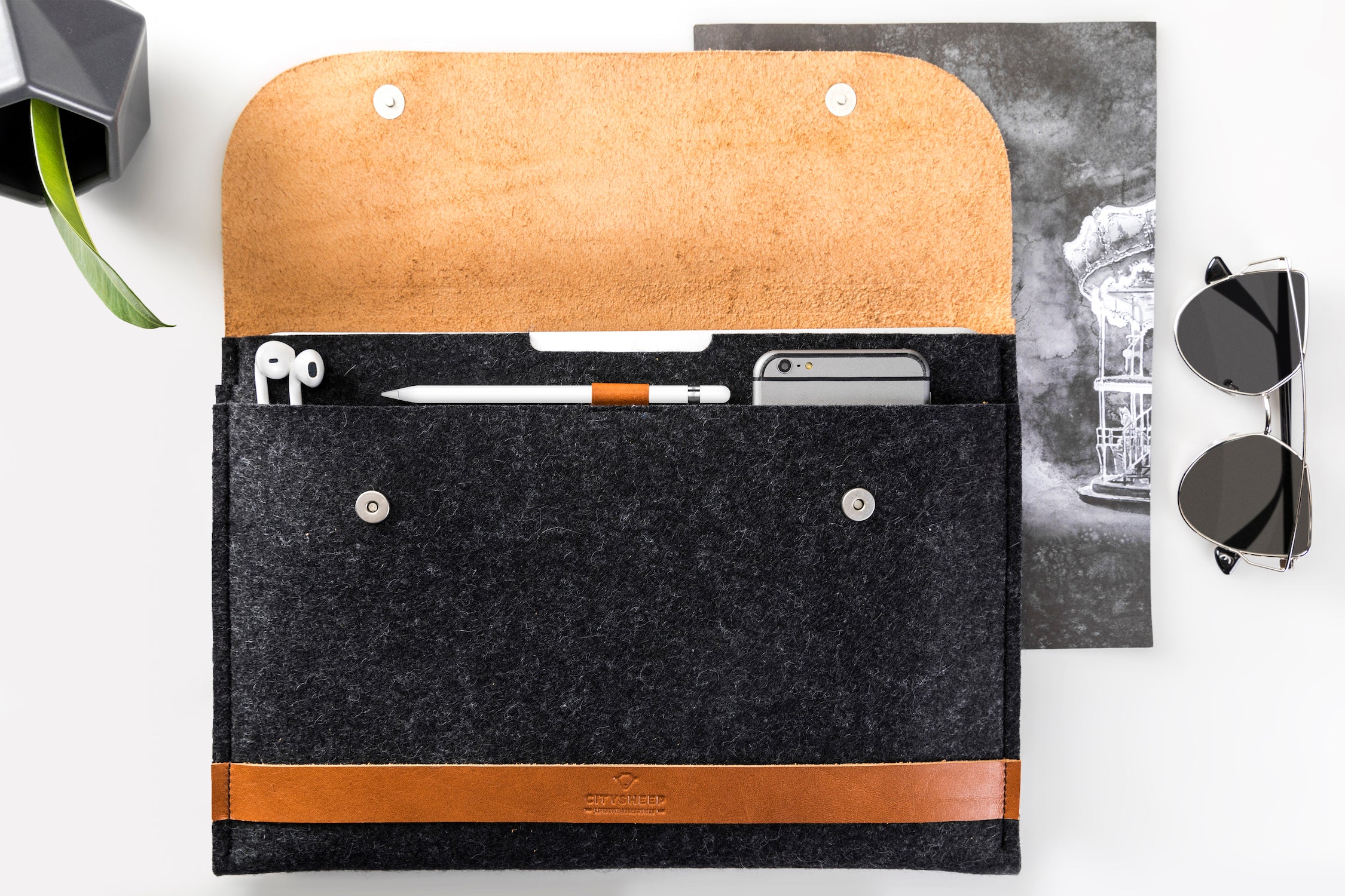 Leather and wool felt folio case with Apple pencil holder, magnetic closure. 